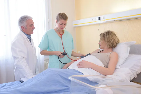 Mujer Embarazada Recibiendo Presión Arterial Tomada — Foto de Stock