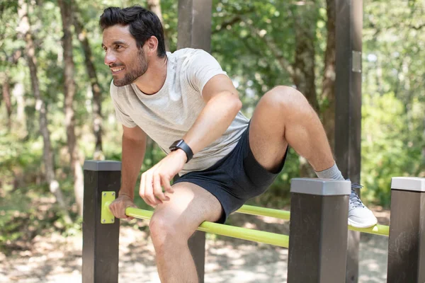 Fit Man Doet Oefeningen Het Bos Outdoor Gym Met Behulp — Stockfoto