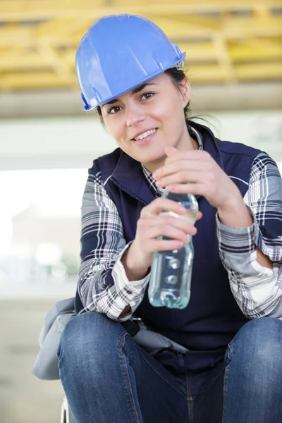 Female Worker Opens Transparent Plastic Bottle — Stock Photo, Image