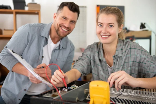 Employees Who Check Quality Wiring — Stock Photo, Image