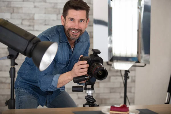 Professionele Fotograaf Shirt Hand Hand Camera — Stockfoto