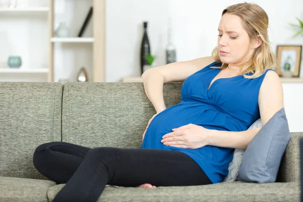 Mujer Embarazada Deprimida Acostada Sofá Con Dolor — Foto de Stock