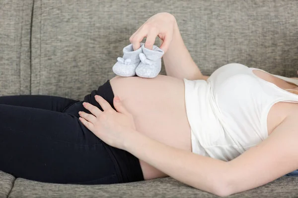 Těhotné Břicho Malými Botičkami — Stock fotografie