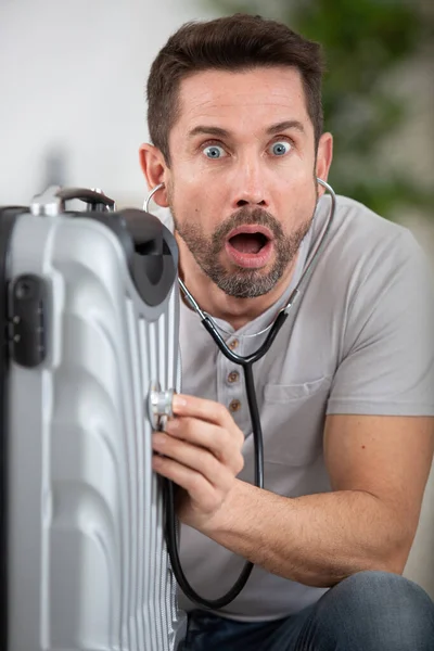 Man Boos Het Controleren Van Zijn Koffer — Stockfoto