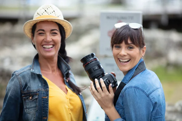Two Happy Friends Taking Photos Holidays — Stock Photo, Image