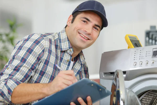Erkek Işçi Mutfakta Çamaşır Makinesini Tamir Ediyor — Stok fotoğraf