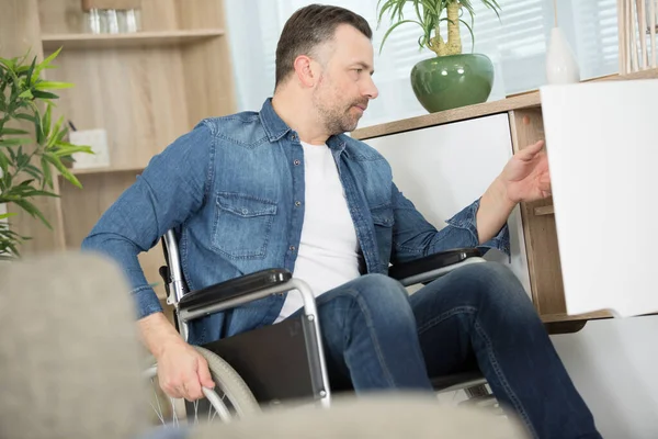 Yetişkin Engelli Adam Dolabına Bakıyor — Stok fotoğraf