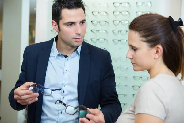 Mulher Homem Loja Óptica Discutindo Preço Dos Óculos — Fotografia de Stock