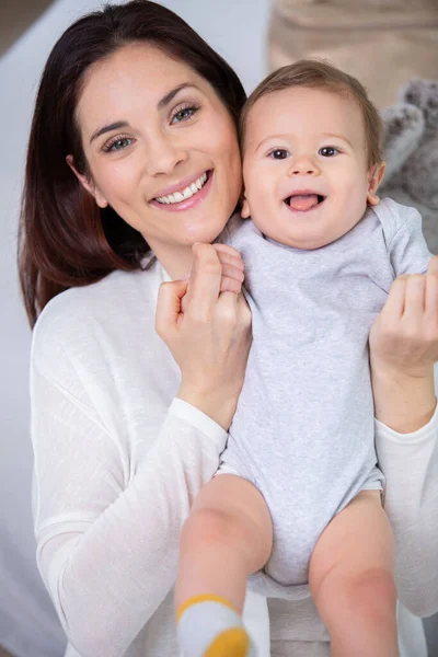 Retrato Casero Bebé Con Madre —  Fotos de Stock