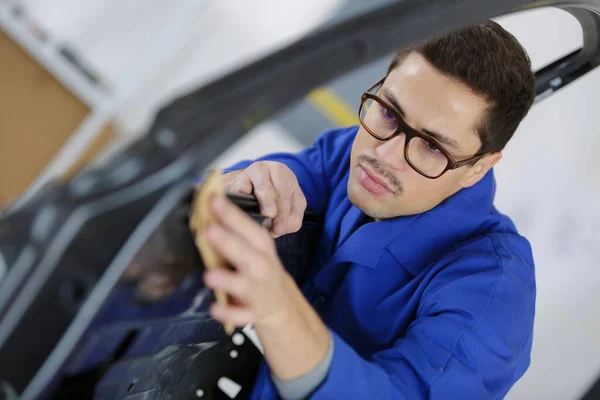 Concentrated Mechanic Checking Door Car — Stock Photo, Image