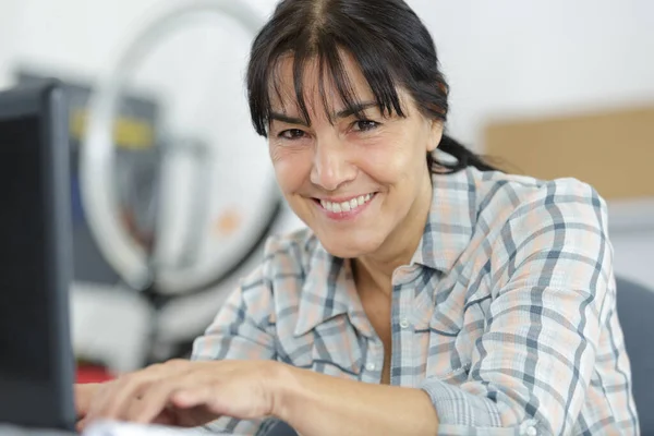 Mature Happy Woman Laptop — Stock Photo, Image