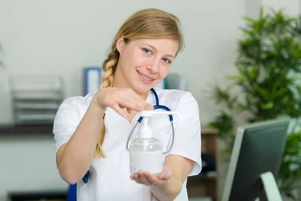 Female Nurse Holding Pump Dispenser Antibacterial Handwash — Stock Photo, Image