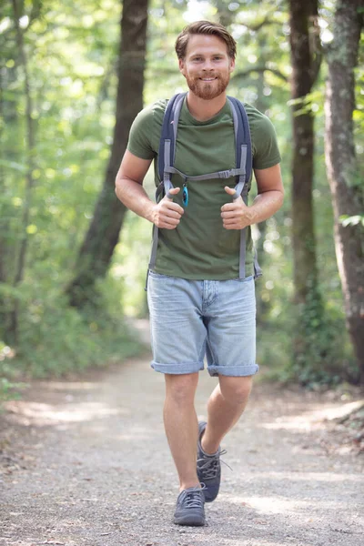 Hombre Con Una Mochila Está Caminando Bosque — Foto de Stock