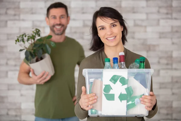Una Pareja Joven Reciclando Plástico Casa — Foto de Stock