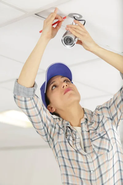 Pretty Concentrated Female Cctv Installing Cctv — Stock Photo, Image