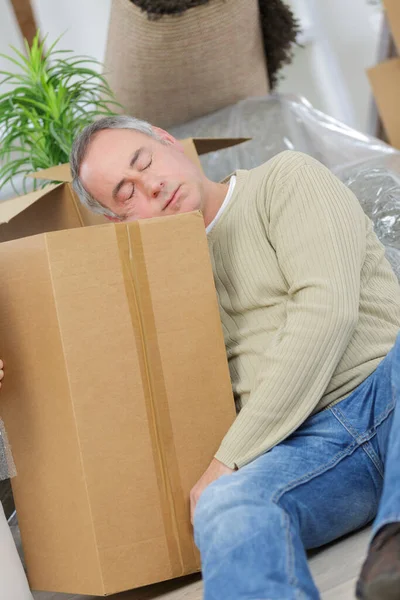 Homem Cansado Dormindo Caixas Papelão Redor — Fotografia de Stock