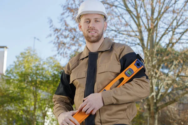 Male Contractor Level Outdoors — Stock Photo, Image