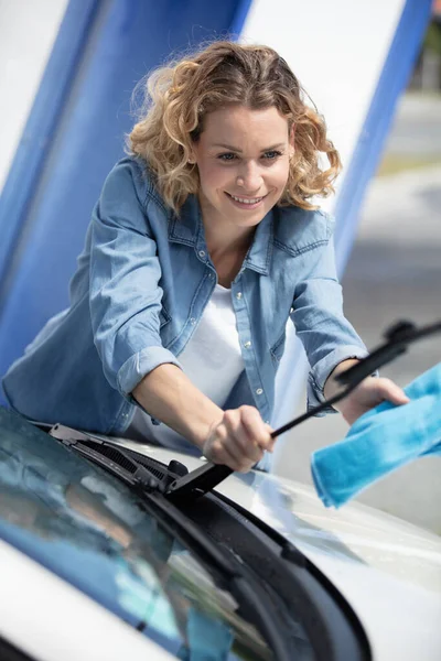 Beautiful Woman Cleaning Windscreen Wipers — Stock Photo, Image