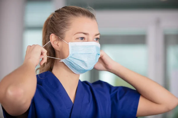 Female Nurse Puts Facemask — Stock Photo, Image