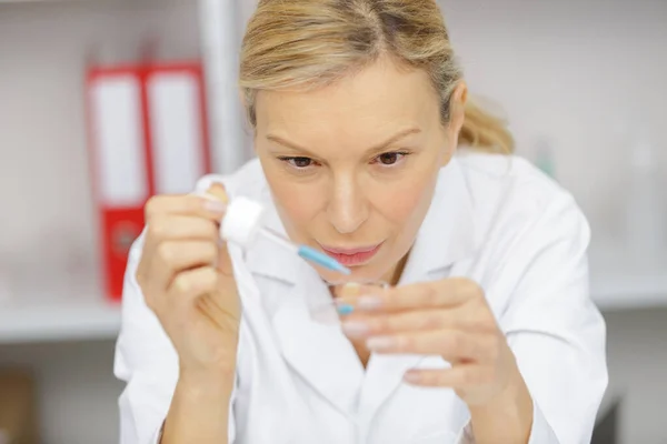 Mature Woman Lab Workers Mixing Liquids Lab — Stock Photo, Image