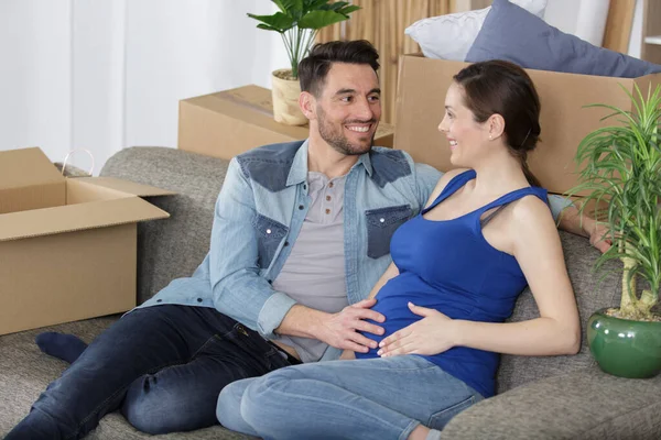 Szczęśliwy Mężczyzna Dotykając Brzucha Uśmiechniętej Kobiety Ciąży — Zdjęcie stockowe