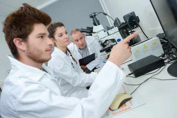 Young People Science Lab — Stock Photo, Image