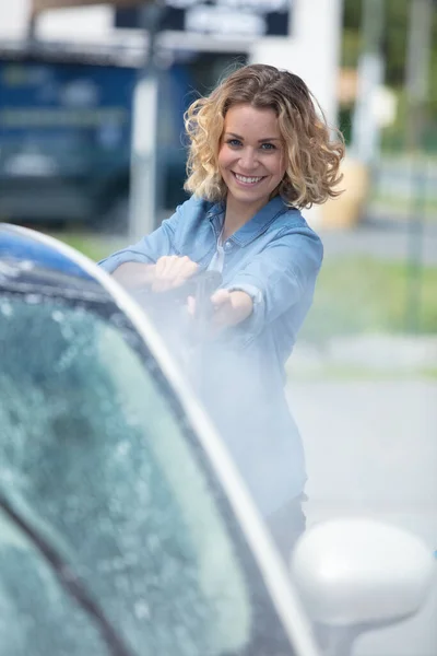 Attractive Woman Washing Automobile Manual Car — Stock Photo, Image