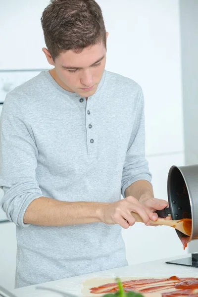 Young Man Preparing Pizza Home — Stock Photo, Image