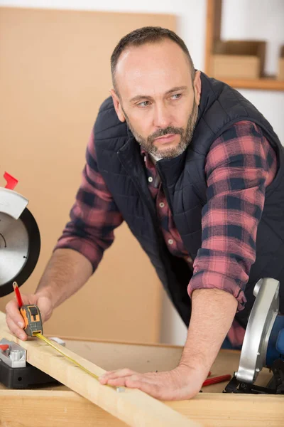 Male Master Measuring Wood Piece Factory — Stock Photo, Image