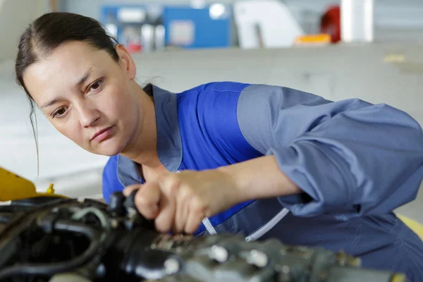Mechanic Woman Working Car His Shop — Stock Photo, Image