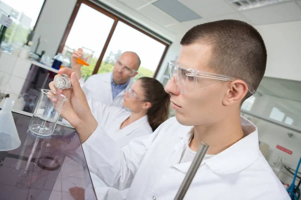 Young Chemist Combining Chemical Liquid Lab — Stock Photo, Image