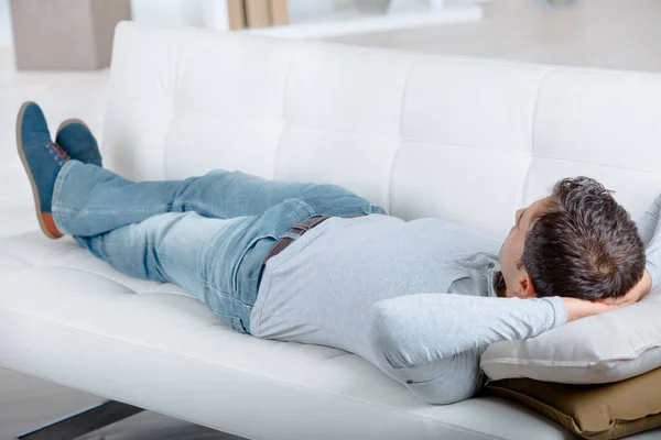 Pemuda Lelah Berbaring Sofa Setelah Membersihkan — Stok Foto