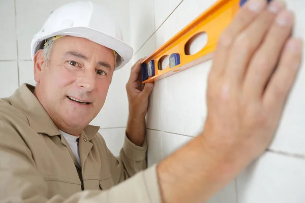 Builder Man Working Confident Measuring Leveling Wall — Stock Photo, Image