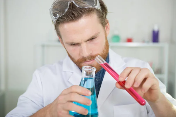 Man Lab Testing Different Colour Liquids — Stock Photo, Image