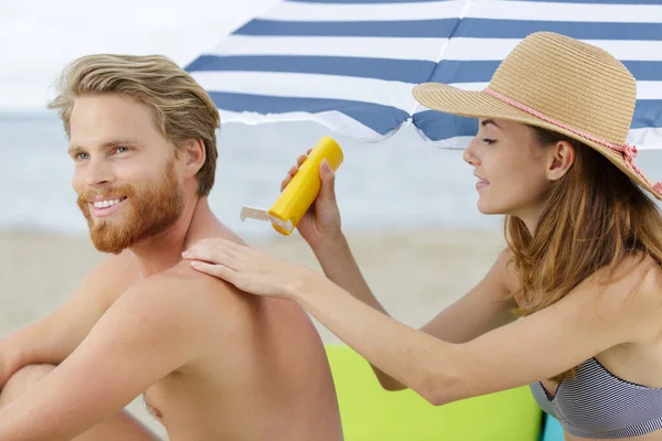 Lady Applying Suncream Her Partners Back Beach — Stock Photo, Image