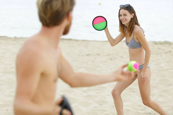玩海滩游戏的夫妇 — 图库照片