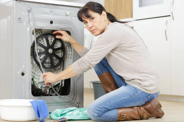Mature Woman Has Leak Kitchen — Stockfoto
