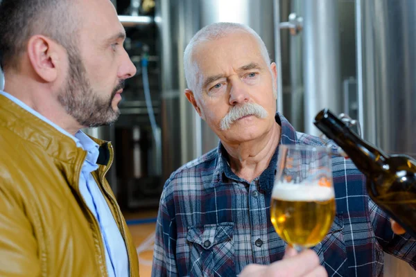 Brewer Manager Owner Tasting Beer Brewery — Stock Photo, Image