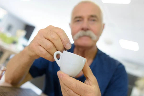 Ritratto Uomo Anziano Che Prende Una Tazza Caffè — Foto Stock