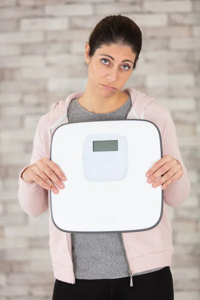 Woman Holding Weighting Scale — Stock Photo, Image