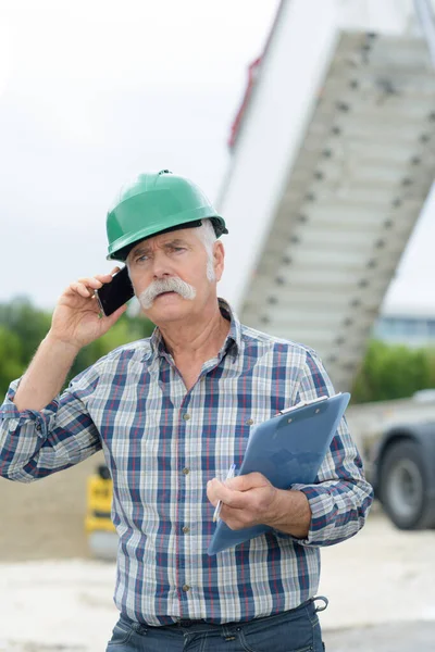 Trabajador Manual Senior Llamando Por Teléfono —  Fotos de Stock