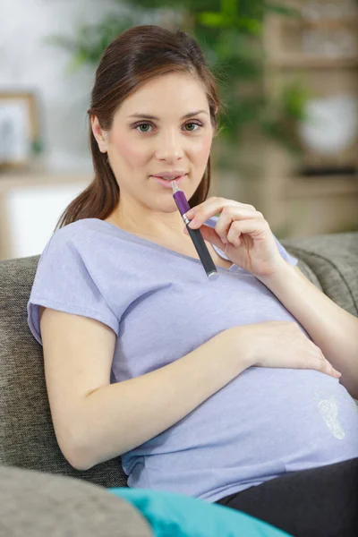 Sjarmerende Jente Med Baby Magen Som Holder Sigarett – stockfoto