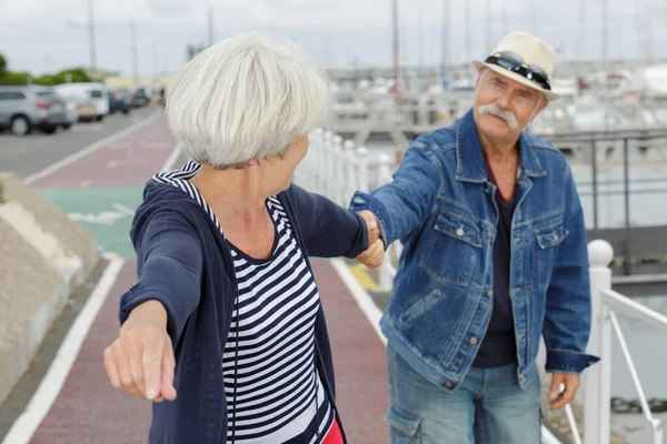 Senior Woman Pulling Husbans Hand Sea — Stock Photo, Image