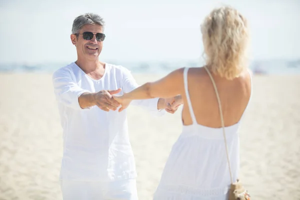 Senior Couple Beach Holding Outstretched Hands — Fotografia de Stock