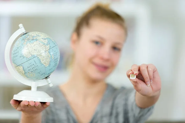 Woman Holding Sim Card World Globe — Fotografia de Stock