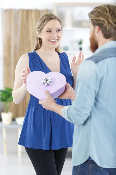 Man Giving Heart Shape Gift Box Pregnant Woman — Stock fotografie