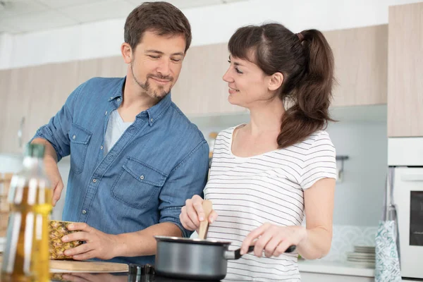 Feliz Pareja Joven Cocinando Juntos Cocina Casa — Foto de Stock