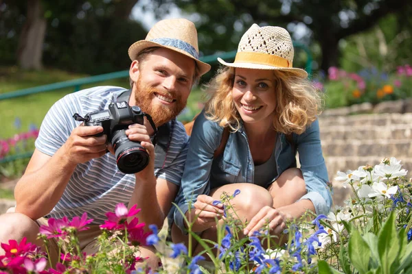 園芸家の若い夫婦が写真を撮る姿を — ストック写真