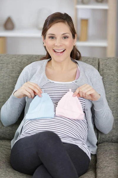 Zwanger Vrouw Met Roze Blauwe Hoeden — Stockfoto