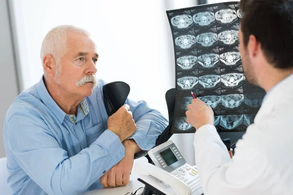 Läkare Diskuterar Röntgenundersökningar Äldre Manliga Patienter — Stockfoto